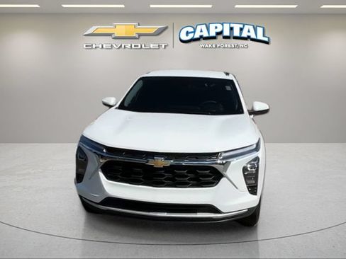 Used 2025 Chevrolet Trax LT FWD image 10