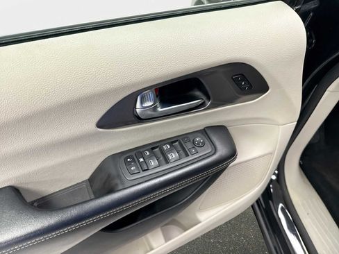 Used 2022 Chrysler Pacifica Touring-L FWD image 15