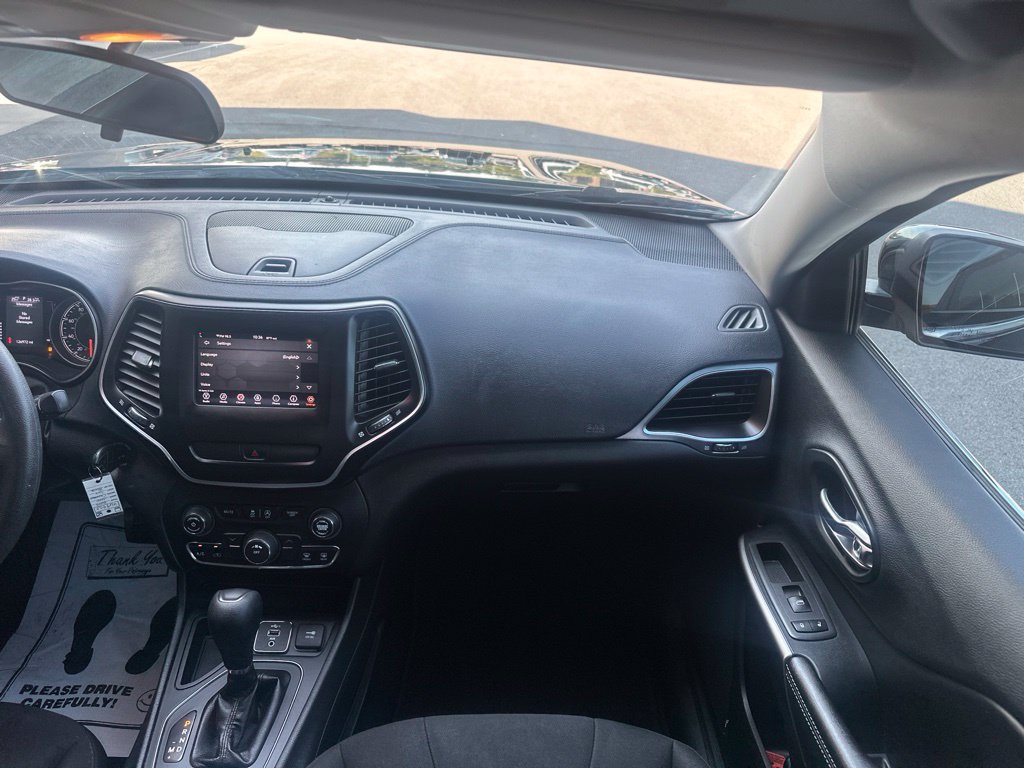 Used 2019 Jeep Cherokee Latitude w/ Popular Appearance Group FWD image 11