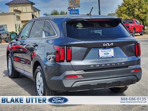 Used 2022 Kia Sorento LX image 7