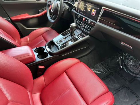 Certified 2025 Porsche Macan image 18