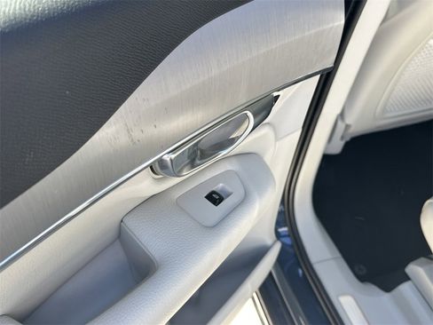 Used 2021 Volvo XC90 T5 Momentum w/ Protection Package Premier image 9