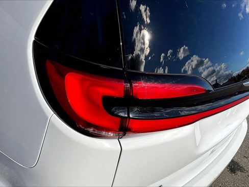 Certified 2024 Chrysler Pacifica Touring-L image 27