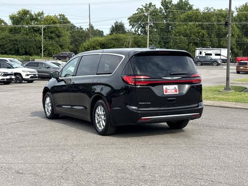 Used 2023 Chrysler Pacifica Touring-L FWD image 7