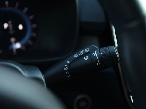 Used 2025 Volvo XC40 B5 Core image 21