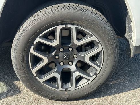 Used 2025 RAM 1500 Laramie AWD/4WD image 12