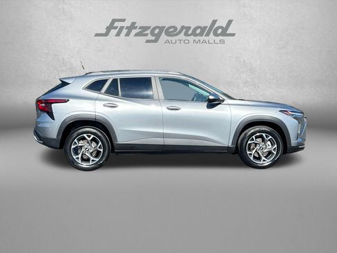 Used 2025 Chevrolet Trax LT FWD image 3