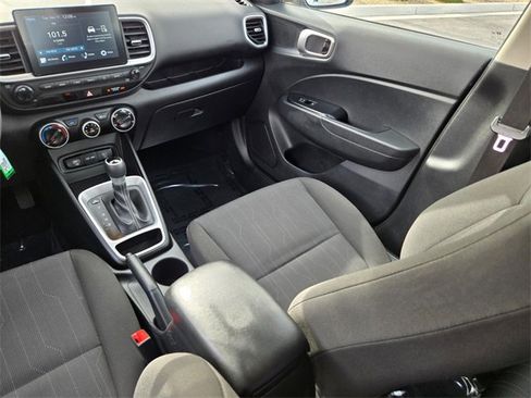Used 2024 Hyundai Venue SE image 17