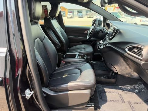Used 2025 Chrysler Pacifica Select FWD image 23