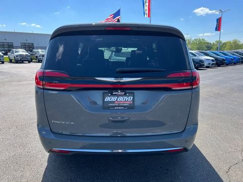 Used 2025 Chrysler Pacifica Select FWD image 6