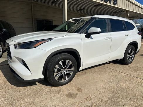 Used 2023 Toyota Highlander XLE image 8