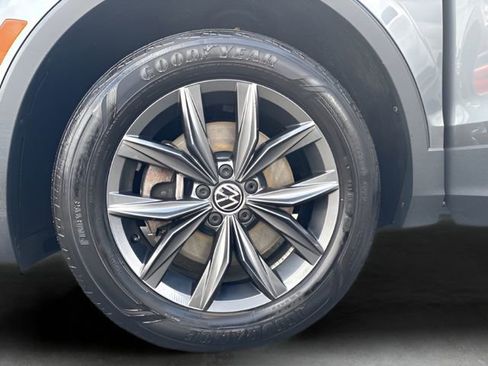Used 2022 Volkswagen Tiguan SE image 39