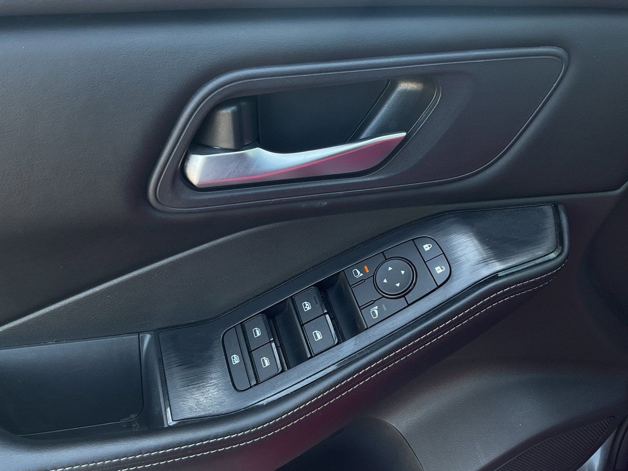 Used 2025 Nissan Rogue SV FWD image 18