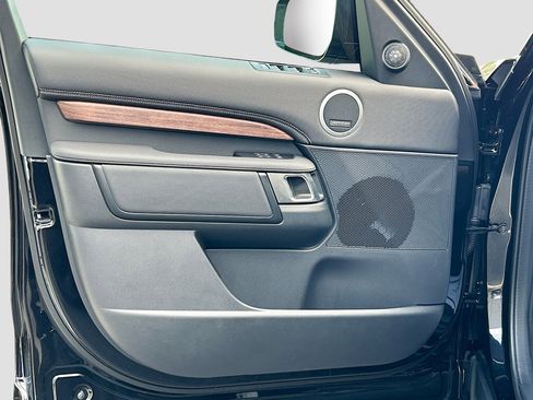 New 2025 Land Rover Discovery Dynamic SE image 18