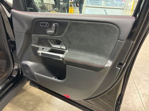 Used 2025 Mercedes-Benz GLB 250 GLB 250 image 21