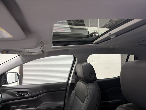 Used 2023 GMC Acadia SLT w/ Technology Package image 12