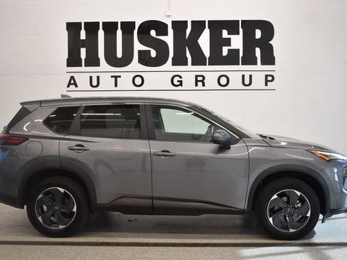 Used 2025 Nissan Rogue SV AWD/4WD image 2
