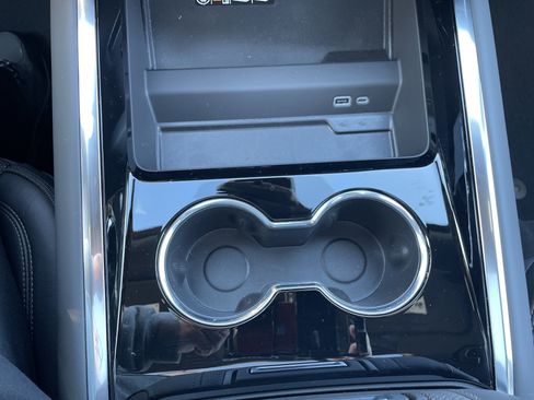 Used 2025 Chevrolet Suburban High Country image 44