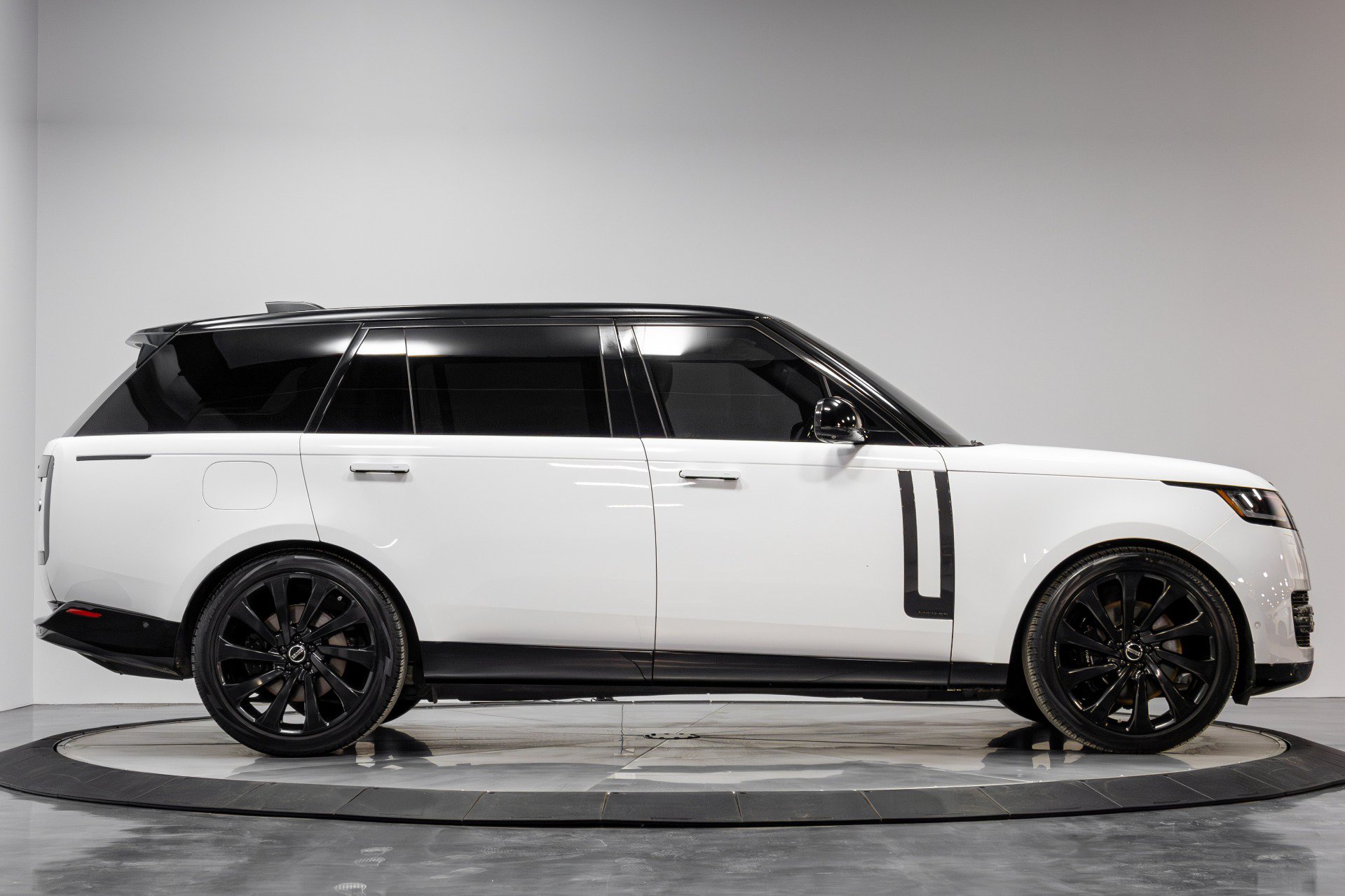Used 2023 Land Rover Range Rover Long Wheelbase Autobiography AWD/4WD image 13