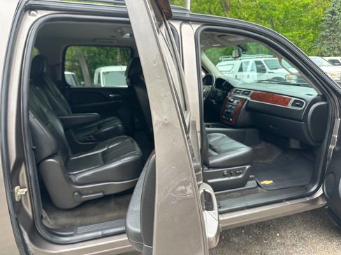 Used 2014 Chevrolet Suburban LT w/ Luxury Package AWD/4WD image 7