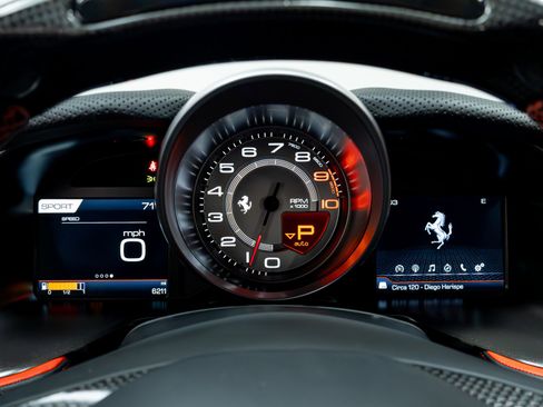 Used 2018 Ferrari 812 Superfast RWD image 13