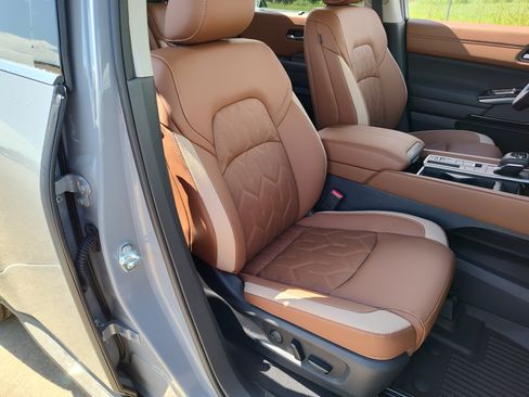 New 2026 Nissan Pathfinder Platinum FWD image 13