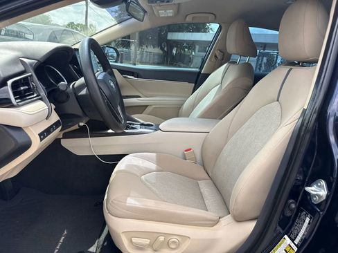 Used 2022 Toyota Camry LE image 9