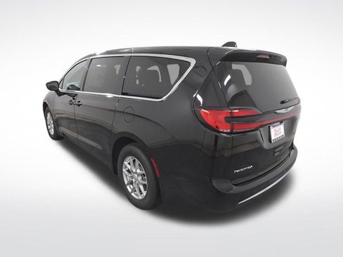 New 2026 Chrysler Pacifica Select image 3