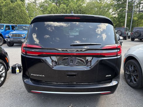 New 2027 Chrysler Pacifica Select w/ Family Tech Group AWD/4WD image 6