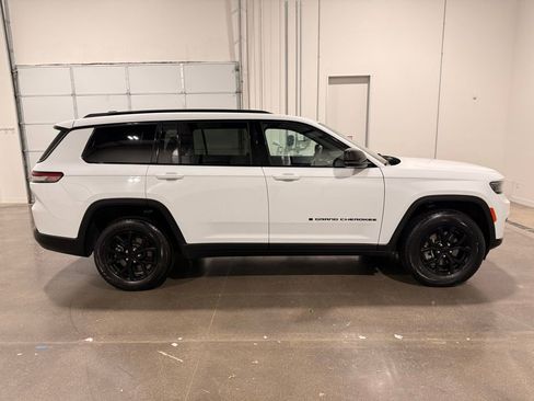 Used 2024 Jeep Grand Cherokee L Laredo image 4