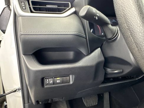 Used 2025 Toyota RAV4 XLE AWD/4WD image 32