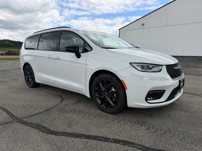 Used 2025 Chrysler Pacifica Limited