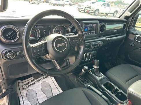 Certified 2022 Jeep Gladiator Sport AWD/4WD image 11