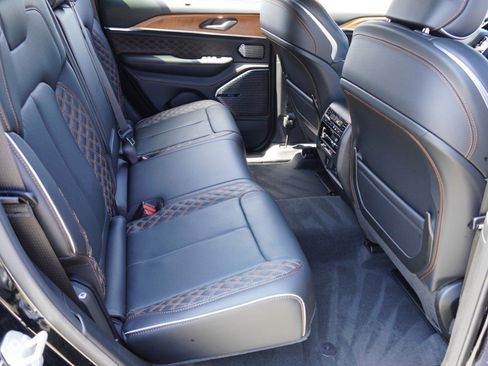 Used 2025 Jeep Grand Cherokee Summit AWD/4WD image 32
