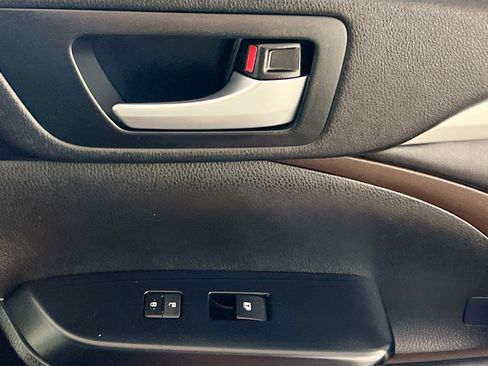 Used 2018 Toyota Highlander XLE FWD image 32