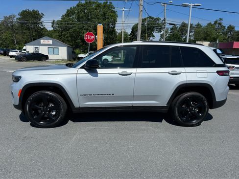 Used 2024 Jeep Grand Cherokee Limited w/ Black Appearance Package AWD/4WD image 5