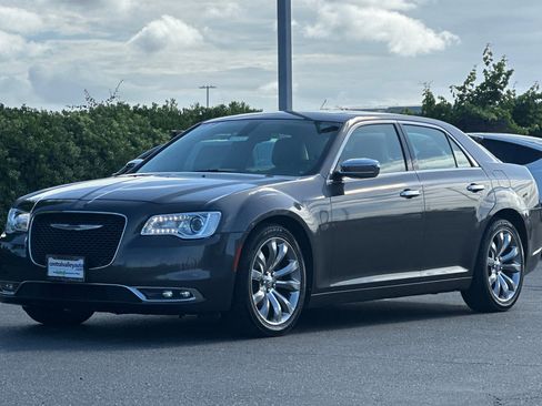Used 2019 Chrysler 300 Limited RWD image 8