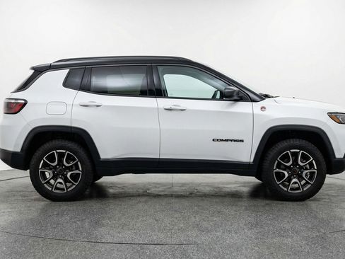 Used 2025 Jeep Compass Trailhawk AWD/4WD image 11