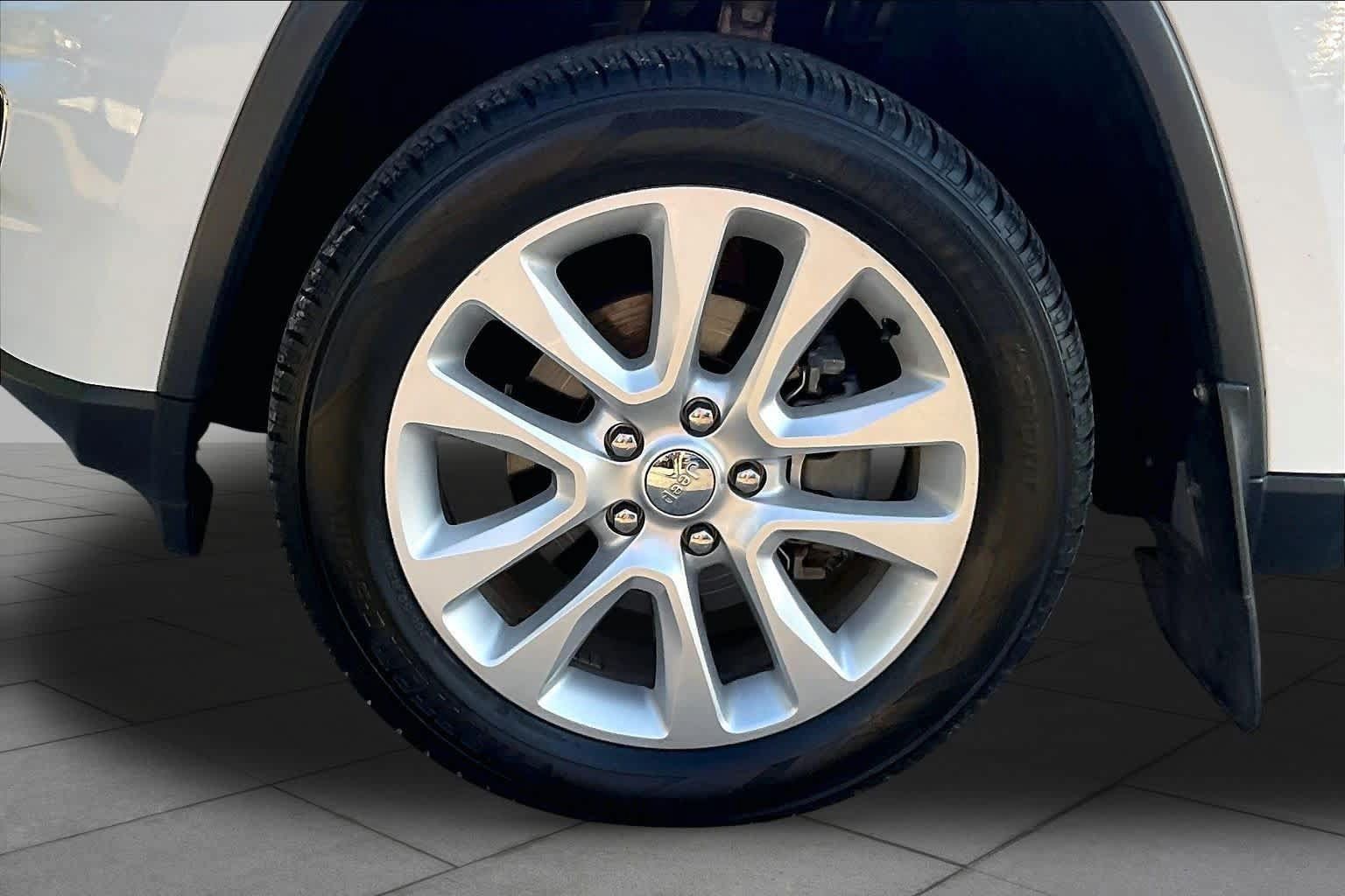 Used 2017 Jeep Grand Cherokee Limited AWD/4WD image 10