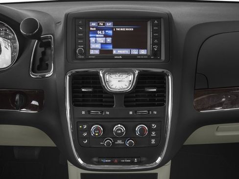 Used 2016 Chrysler Town & Country Touring FWD image 13