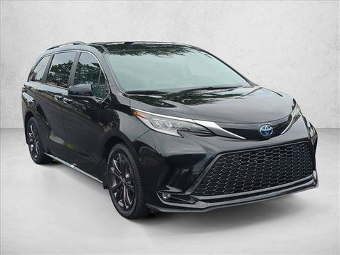 Used 2024 Toyota Sienna XSE w/ XSE Plus Package FWD image 3