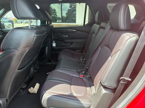 Used 2025 Honda Pilot Black Edition image 5