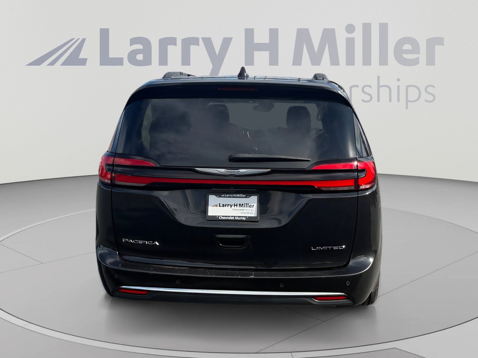 Used 2023 Chrysler Pacifica Limited FWD image 4
