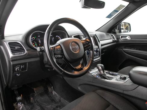 Used 2019 Jeep Grand Cherokee Laredo AWD/4WD image 25