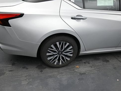 Used 2024 Nissan Altima 2.5 SV FWD image 12
