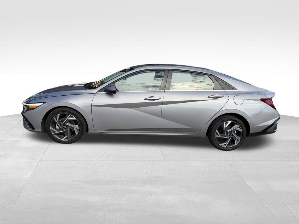 Used 2025 Hyundai Elantra SEL FWD image 3