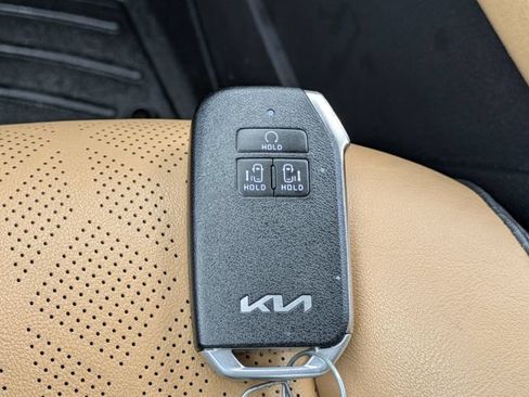 Used 2022 Kia Carnival EX FWD image 30