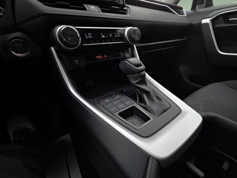 Used 2022 Toyota RAV4 XLE image 25