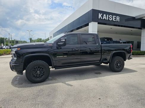 Used 2024 Chevrolet Silverado 2500 ZR2 w/ Technology Package AWD/4WD image 2