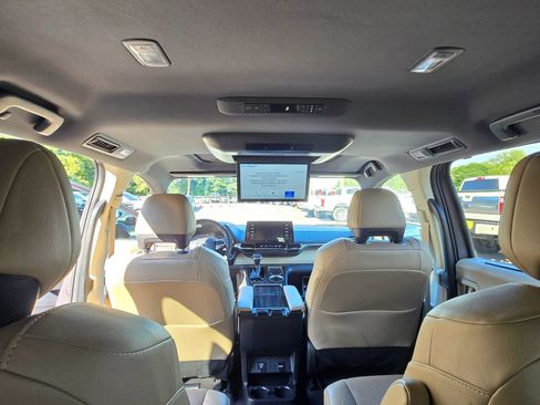 Used 2021 Toyota Sienna Limited image 18